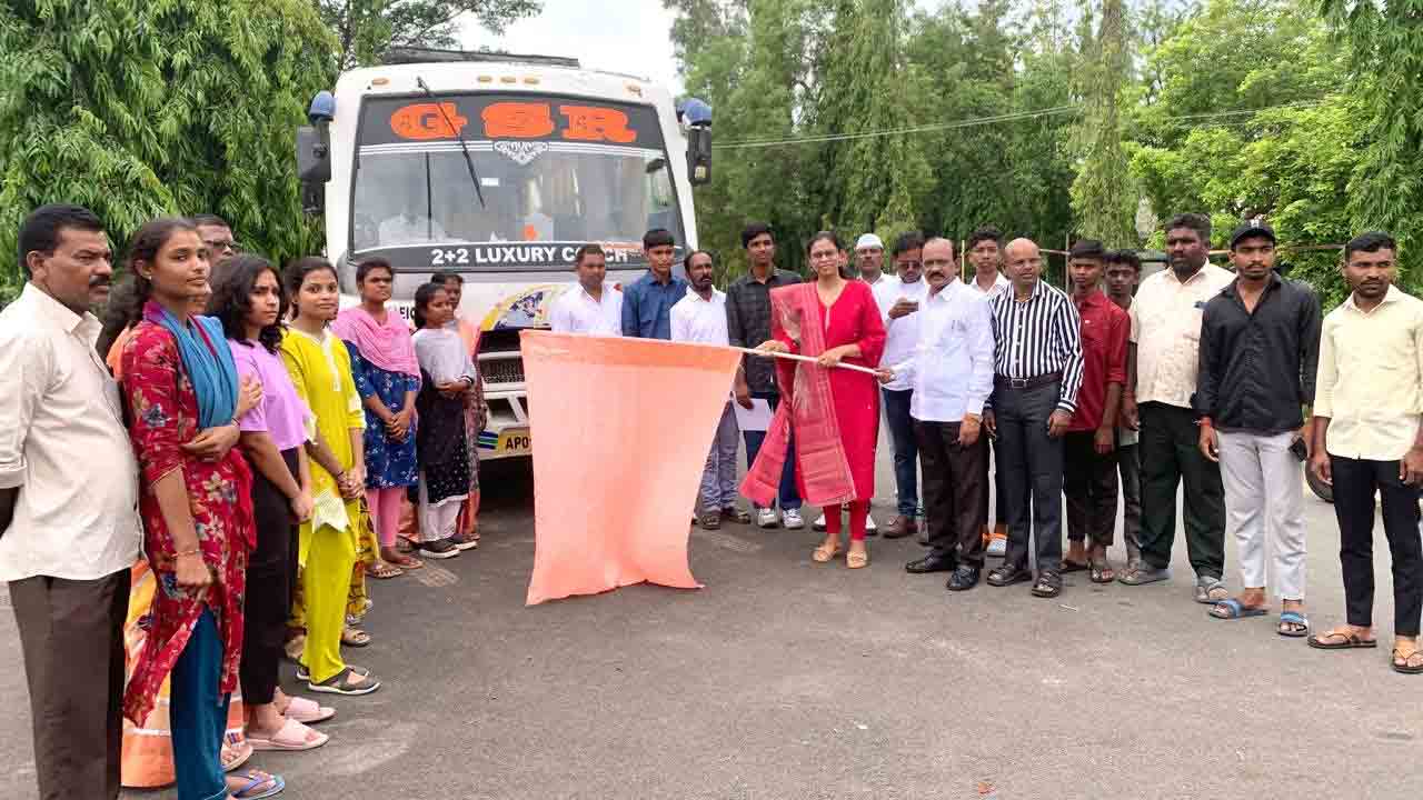 ITDA PO | విద్యార్థులు ఉన్నత లక్ష్యం కోసం శ్రమించాలి : ఐటీడీఏ పీవో ఖుష్బూ గుప్తా