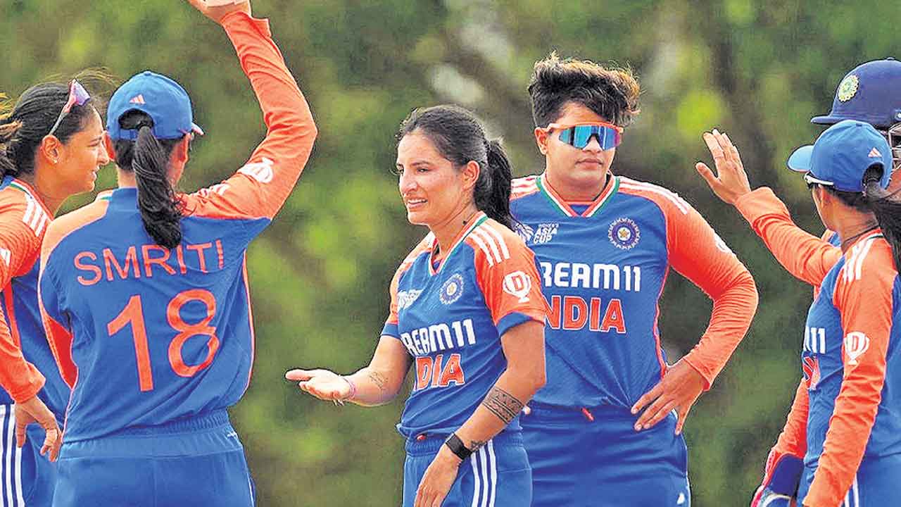 అమ్మాయిల పొట్టి పోరుకు ముహూర్తం