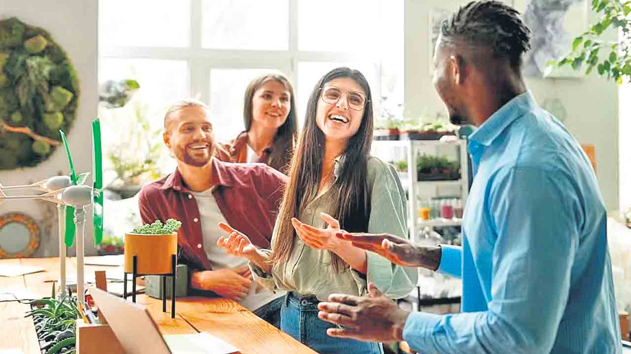 ఆడుతు.. పాడుతు పని చేస్తుంటే!