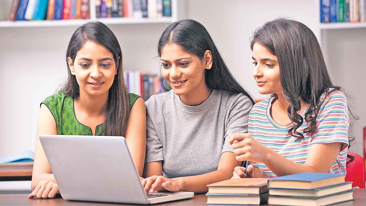 రిస్క్ చేసి డబ్బును కోల్పోలేం!.. అమెరికా చదువులపై భారత విద్యార్థుల విముఖత