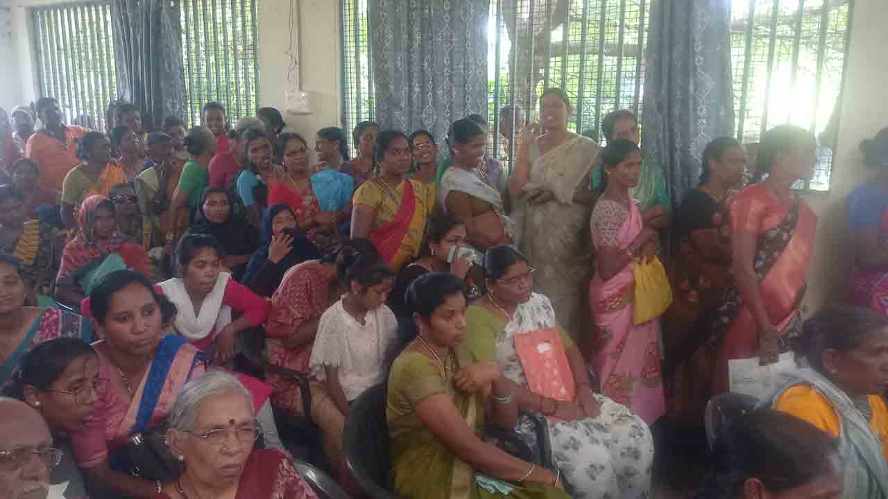 Indiramma Beneficiaries | అసౌకర్యాల మధ్య ఇందిరమ్మ లబ్ధిదారుల ప్రొసీడింగ్స్‌ పంపిణీ.. కుర్చీలు లేక మహిళల ఇబ్బందులు