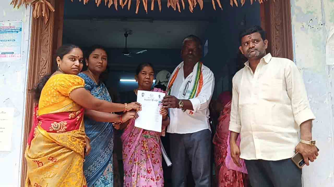 Indiramma Houses | ఇందిరమ్మ ఇళ్లు కాంగ్రెస్ నాయకుల అనుచరులకే.. ప్రజల ఆగ్రహం