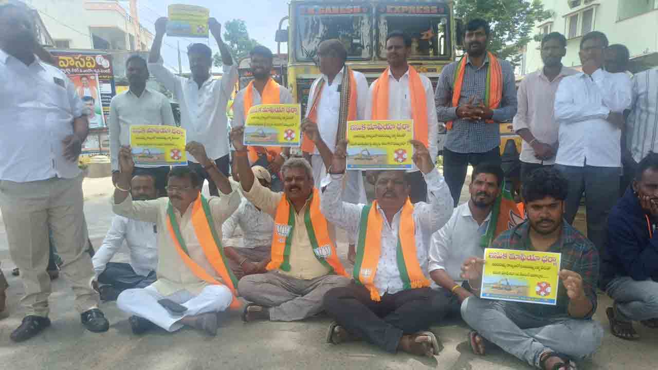 Indiramma Houses | కాంగ్రెస్ కార్యకర్తలకు కొమ్ము కాస్తున్న ఎమ్మార్వో.. ఇందిరమ్మ ఇండ్లపై బీజేపీ