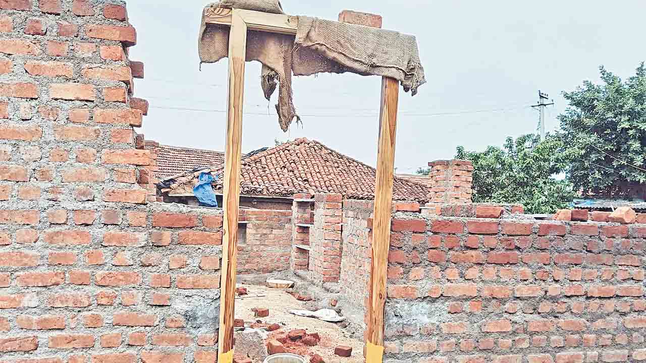 ఇందిరమ్మ ఇల్లు రాలేదని ఆత్మహత్య