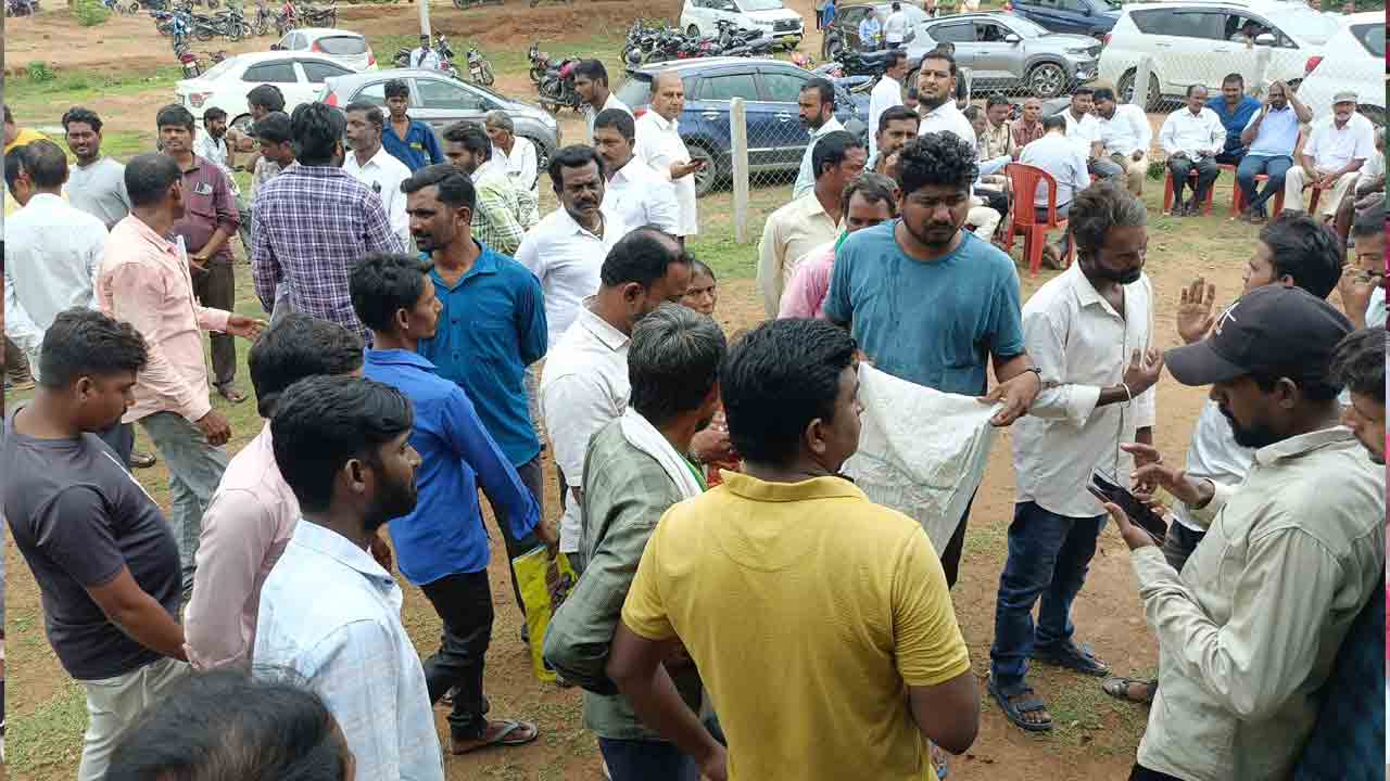 Indiramma houses | ఉన్నోనికే ఇందిరమ్మ ఇండ్లా..? మంత్రి వివేక్ కార్యక్రమంలో ఆరెపల్లి గ్రామస్తులు