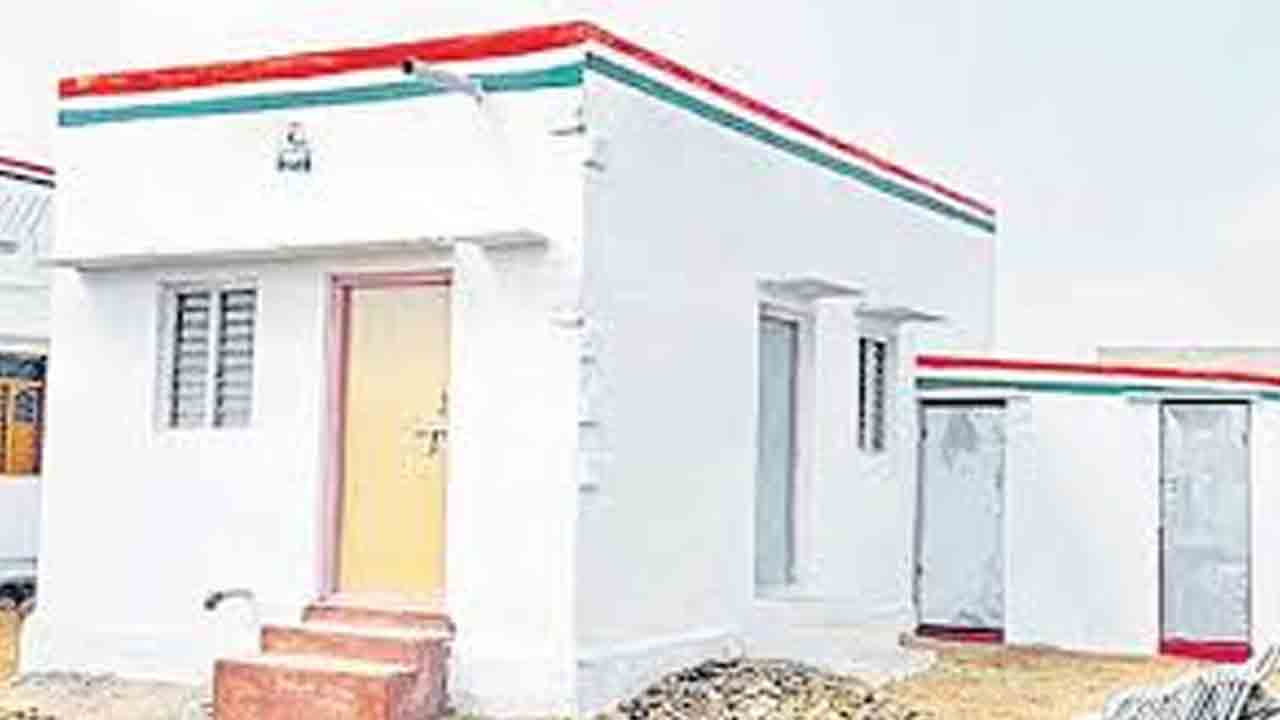 ఇందిరమ్మ ఇండ్లు పేదలకు ఇవ్వరా..