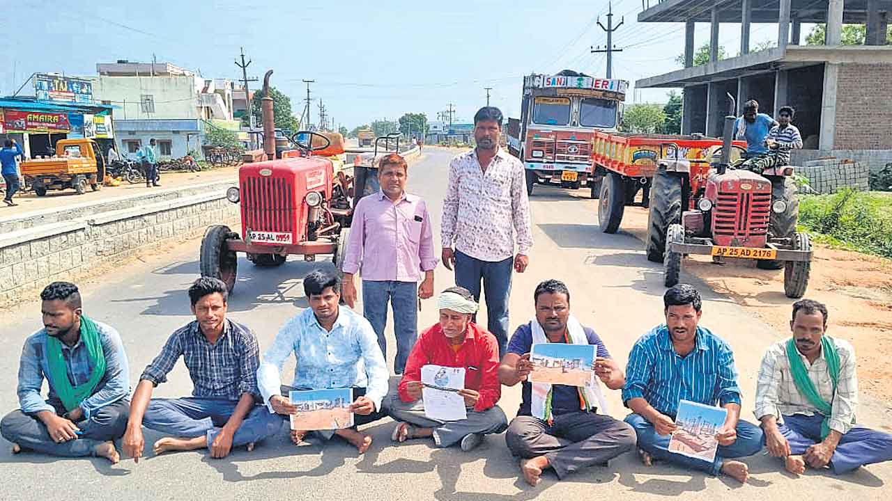 పట్టణ పేదలకు ఇందిరమ్మ తిప్పలు!