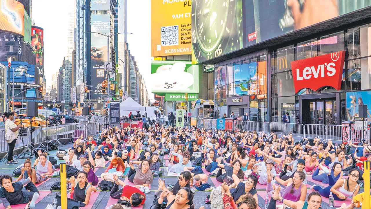 ఉత్సాహంగా టైమ్స్‌ స్కేర్‌ వద్ద యోగా