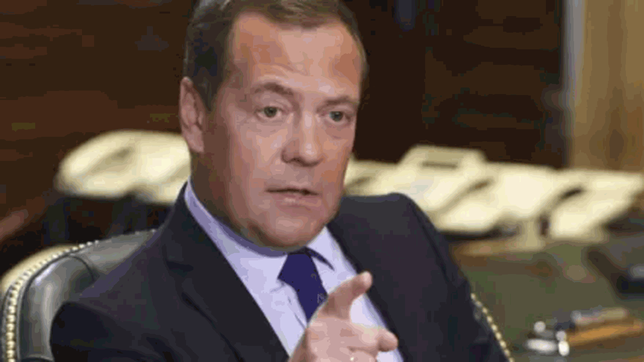 Iran-Israel | ఇరాన్‌కు అణ్వాయుధాలు సరఫరా చేసేందుకు చాలా దేశాలు సిద్ధంగా ఉన్నాయి : రష్యా మాజీ అధ్యక్షుడు