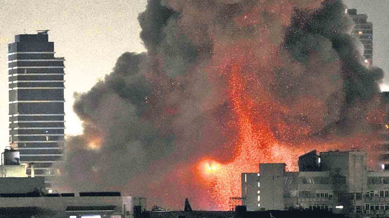 క్షిపణుల వర్షం.. ఇరాన్‌-ఇజ్రాయెల్‌ భీకర దాడులు