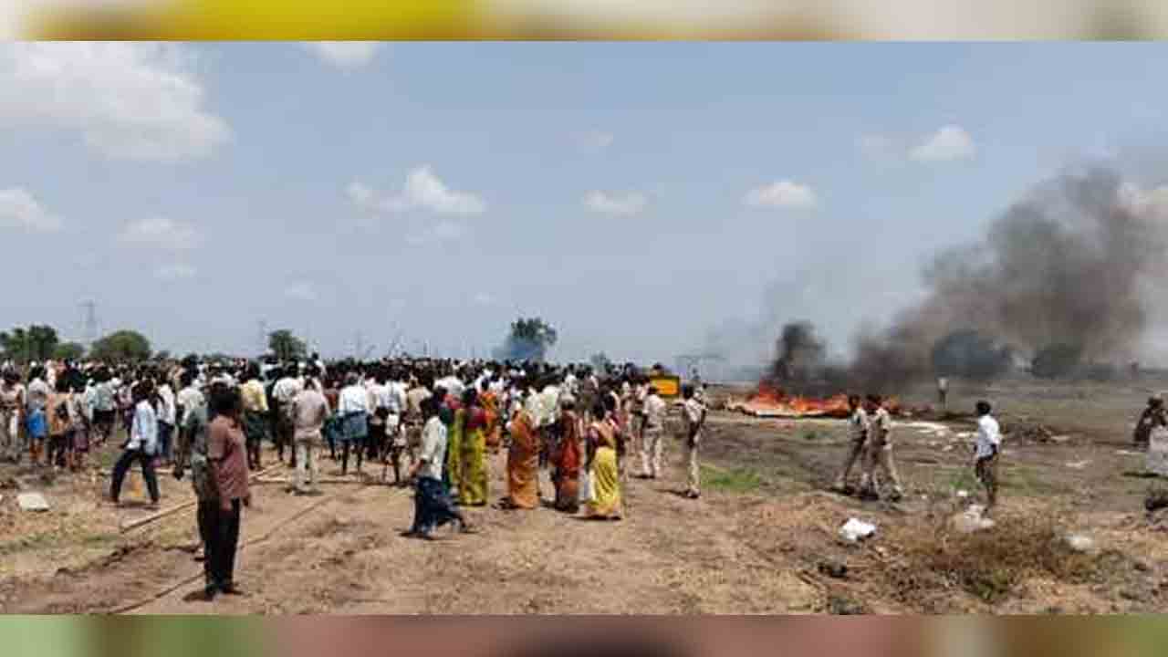 Ethanol factory | ఇథనాల్‌ ఫ్యాక్టరీ నిర్మాణం వద్దంటూ వాహనాల ధ్వంసం.. పరిసర ప్రాంతాల్లో ఉద్రిక్తత