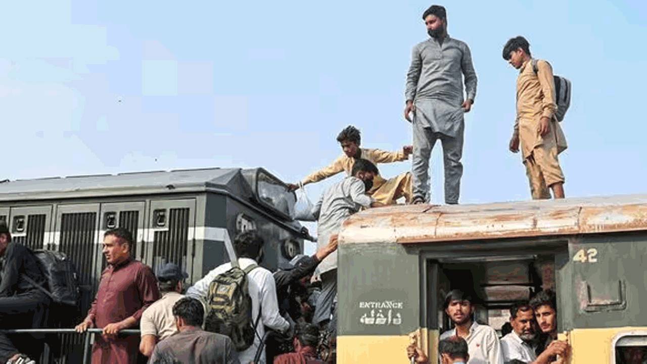 Jaffar Express | పాకిస్థాన్‌లో రైల్వే ట్రాక్‌పై బాంబు పేలుడు.. మరోసారి ప్రమాదానికి గురైన జాఫర్‌ ఎక్స్‌ప్రెస్‌