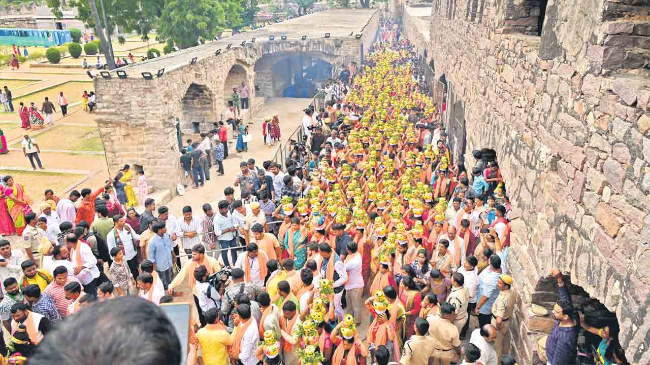 తొలిబోనం