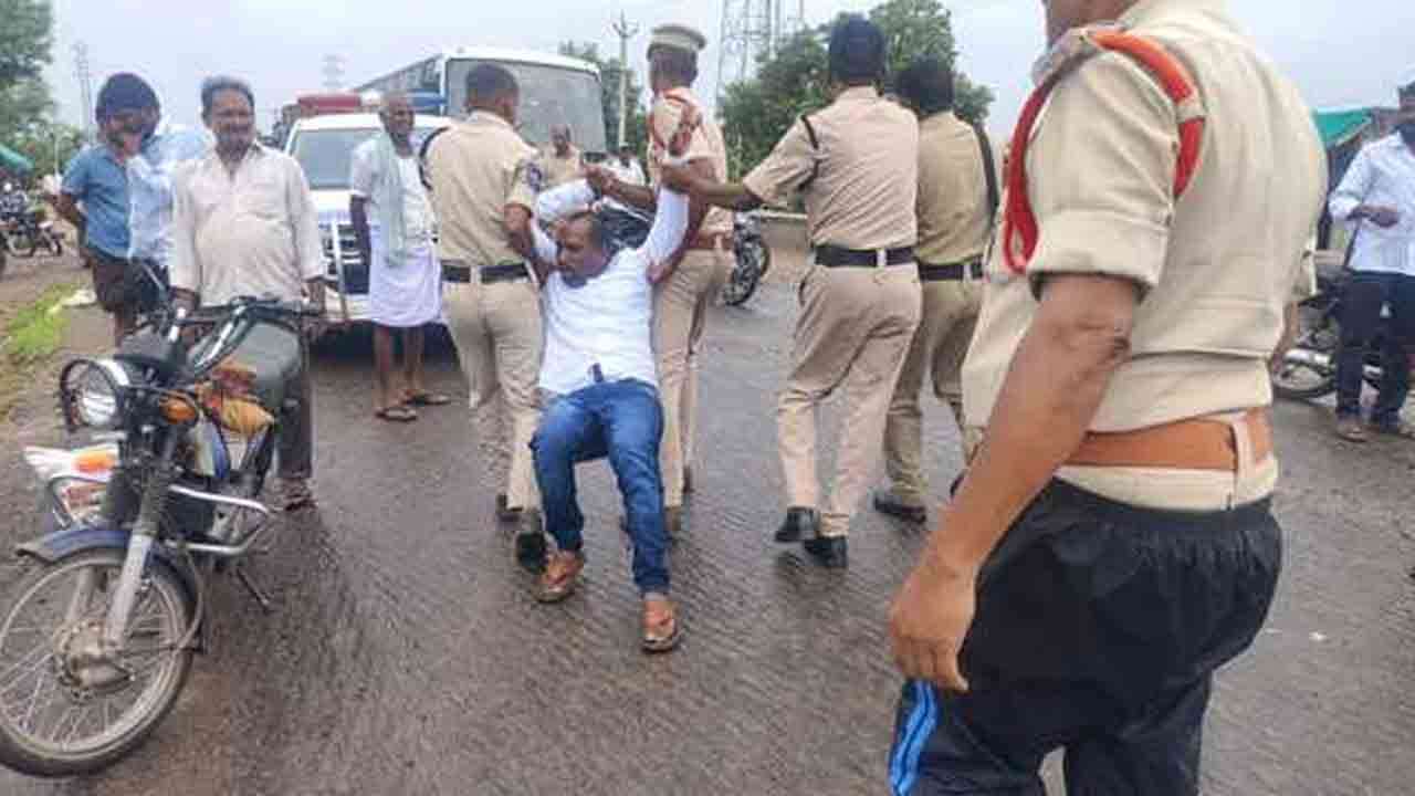 Villagers Protest | రోడ్డు ఎత్తు పెంచడంతో వర్షం నీరు ఇండ్లలోకి వస్తుందని గ్రామస్థుల ధర్నా