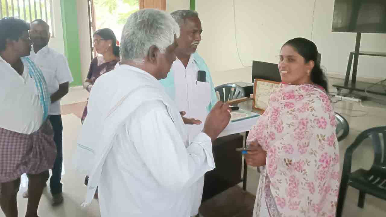 Jeelugu Seeds | జీలుగు విత్తనాలు ఎప్పుడొస్తాయి..? రైతు వేదికలో ఏఈవోను నిలదీసిన రైతులు