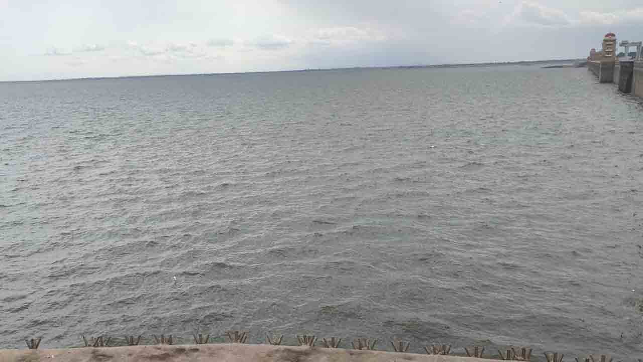 ప్రాజెక్టులకు కొనసాగుతున్న వరద