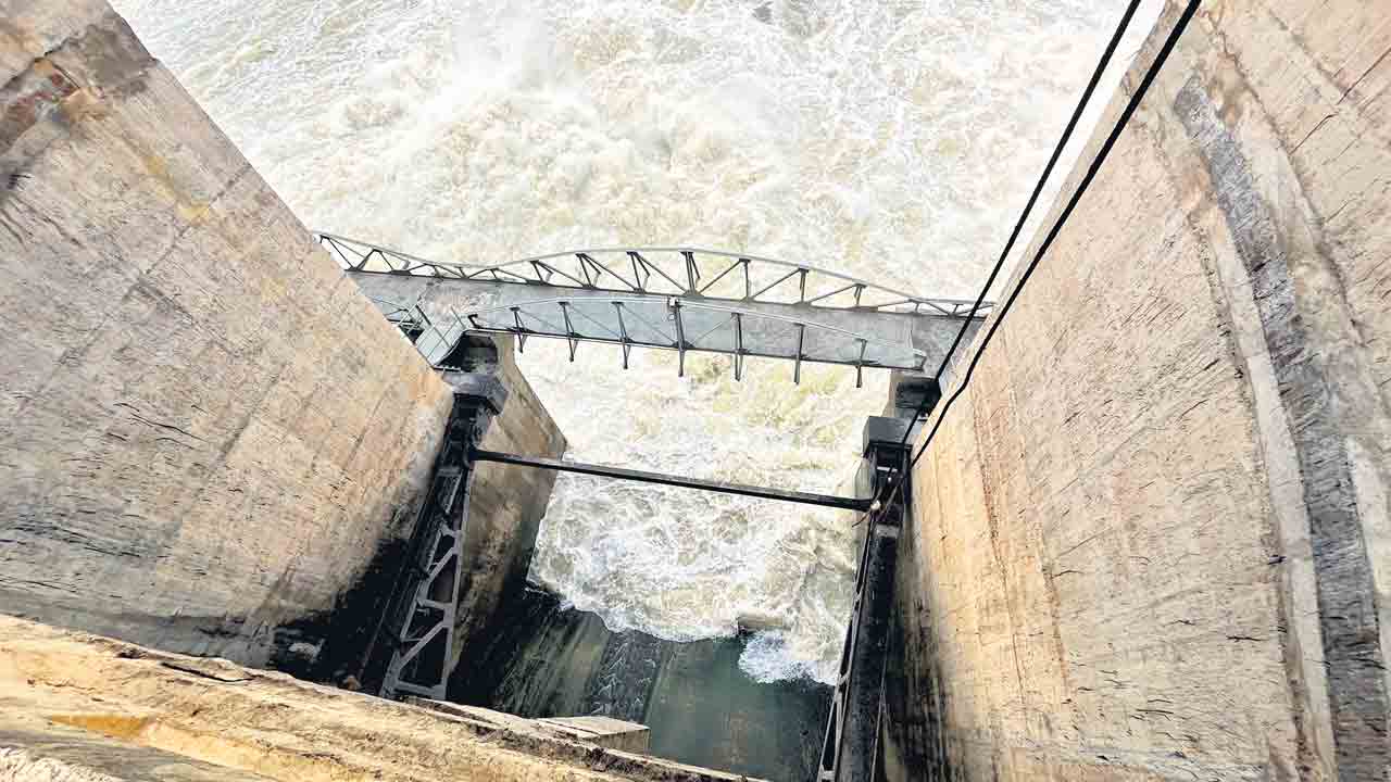 డేంజర్‌ జోన్‌లో జూరాల.. తెగిపోయిన ప్రాజెక్ట్‌ 4 క్రస్ట్‌ గేట్ల రోప్‌లు.. వరద ఉధృతి పెరిగితే కొట్టుకుపోవుడే!