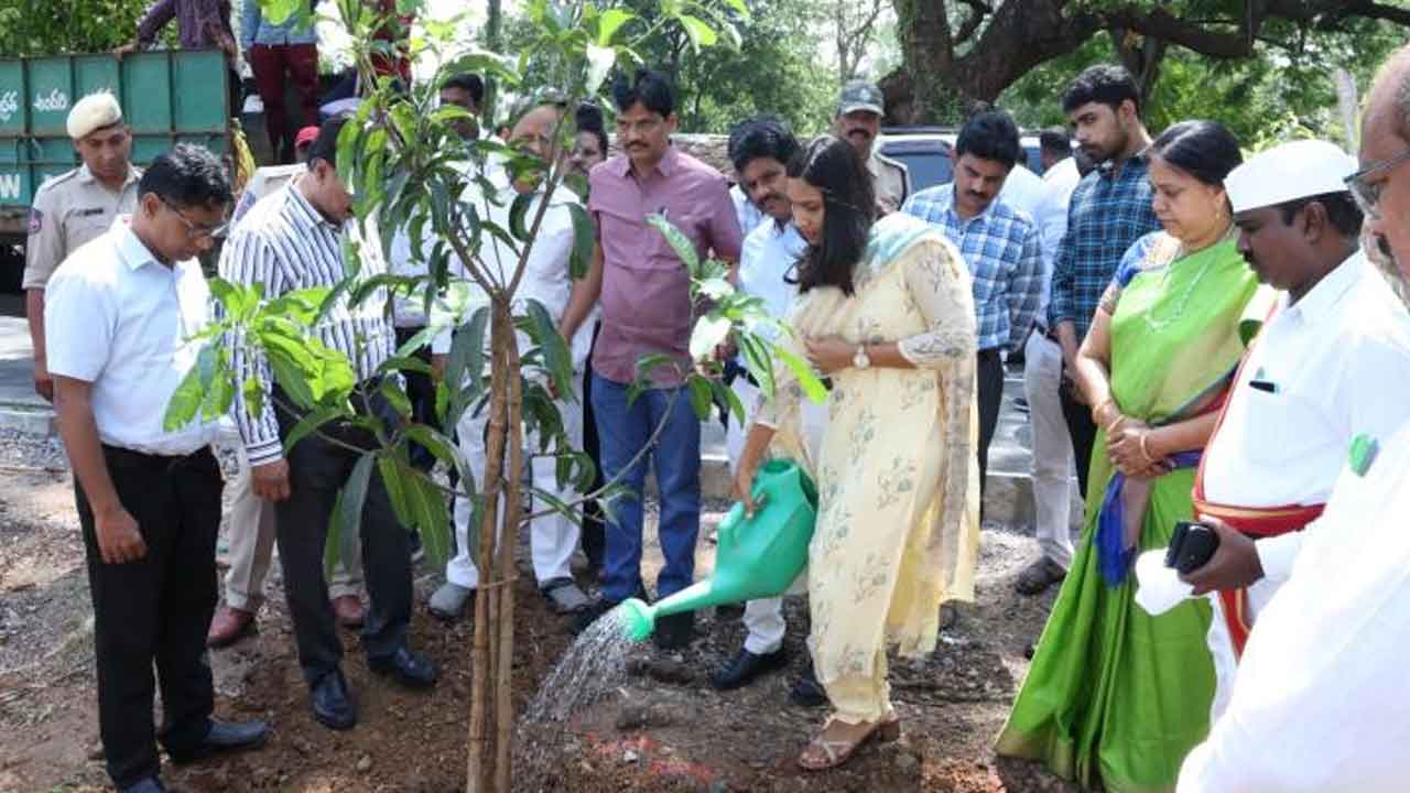 Collector Praveenya | పర్యావరణ పరిరక్షణకు మొక్కలు నాటాలి : కలెక్టర్‌ ప్రావీణ్య