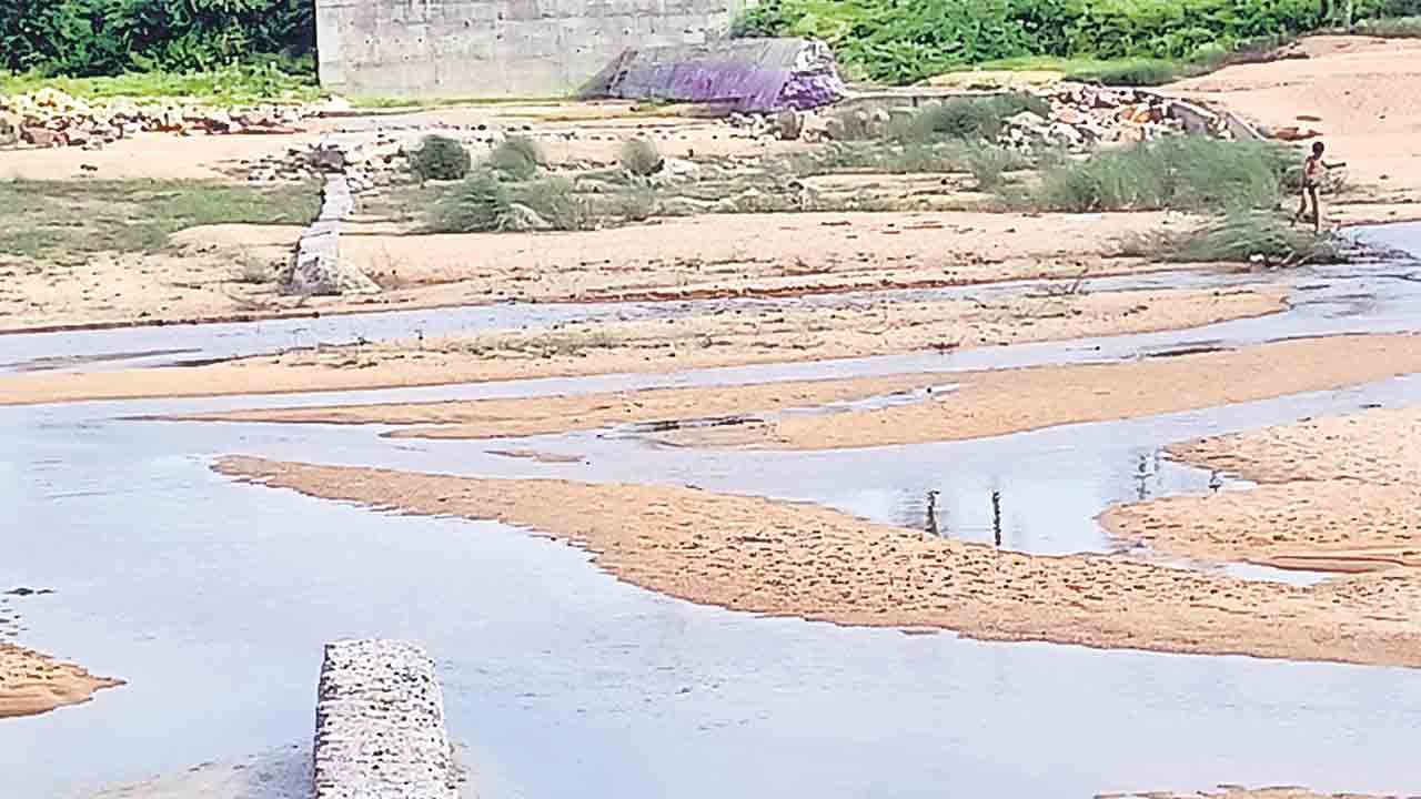 చెక్‌డ్యాం ఇలా.. నీరు ఒడిసిపట్టేదెలా..?