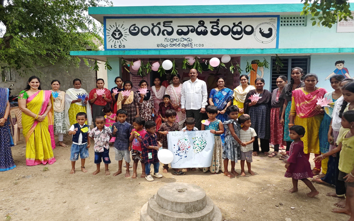 Khammam Rural : ఆకట్టుకున్న సెల్ఫీ విత్ చైల్డ్