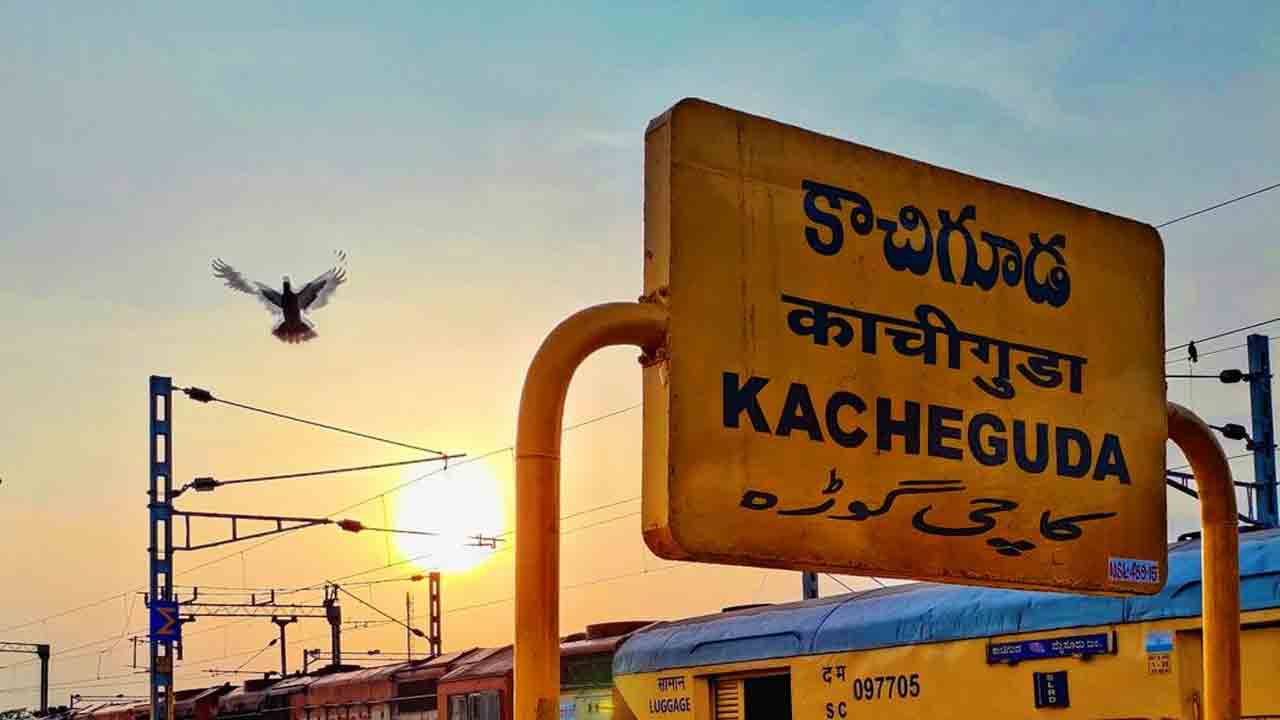 రైలు కిందపడి రెండు కాళ్లు కోల్పోయిన యువకుడు.. చికిత్స పొందుతూ మృతి