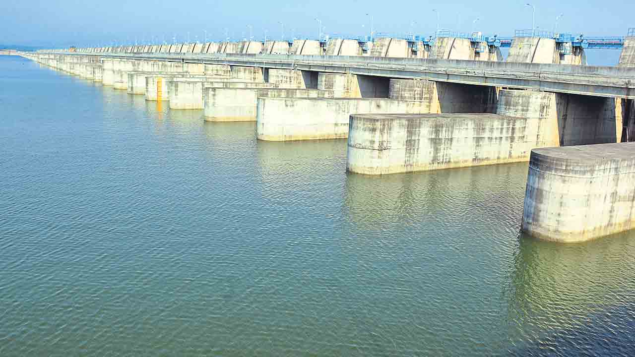 కాళేశ్వరమే నడవకపోతే ఈ బిల్లులెక్కడివి?