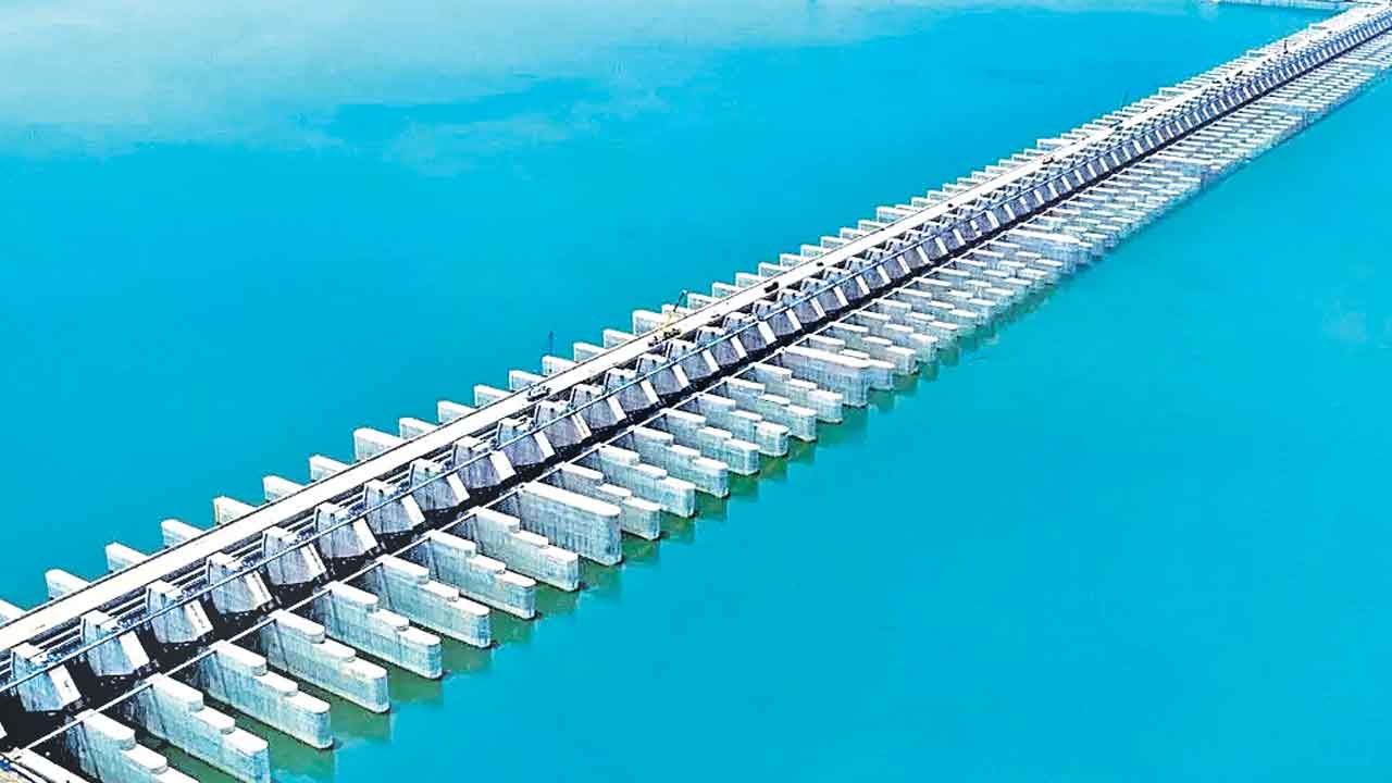 నీళ్లిచ్చిన నాయకునిపై నిందలా?