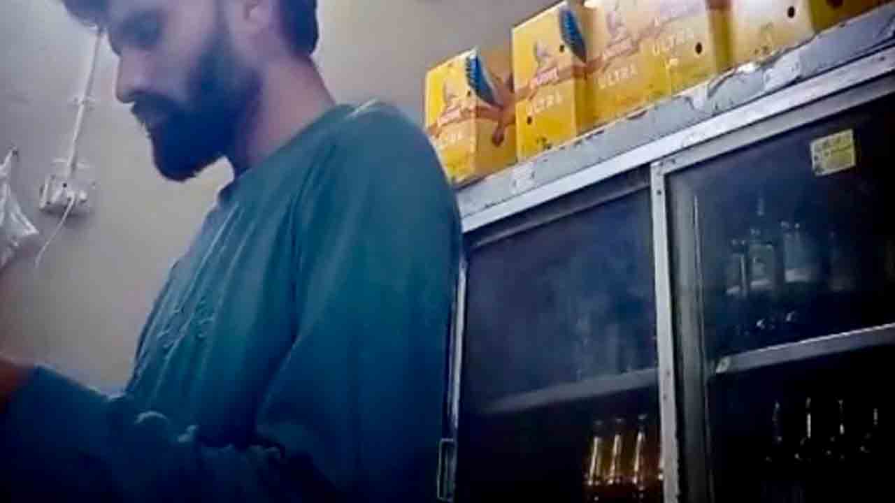 కాళేశ్వరంలో వైన్‌షాప్ నిర్వాహకుల ఇష్టారాజ్యం