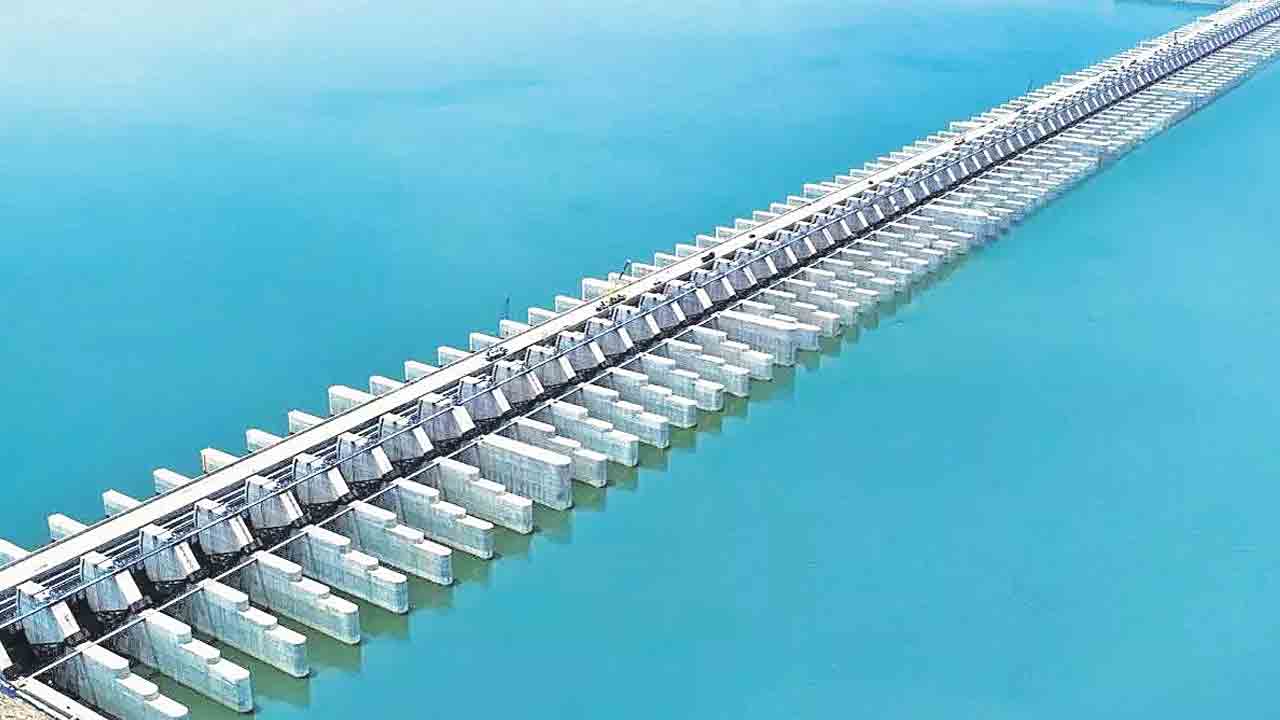 వక్రంగా ఆలోచిస్తే కూలేది వాళ్ల భవితే..!