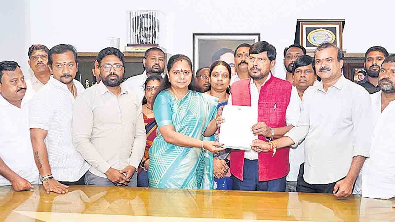 బీసీ బిల్లుల ఆమోదానికి చొరవ చూపండి