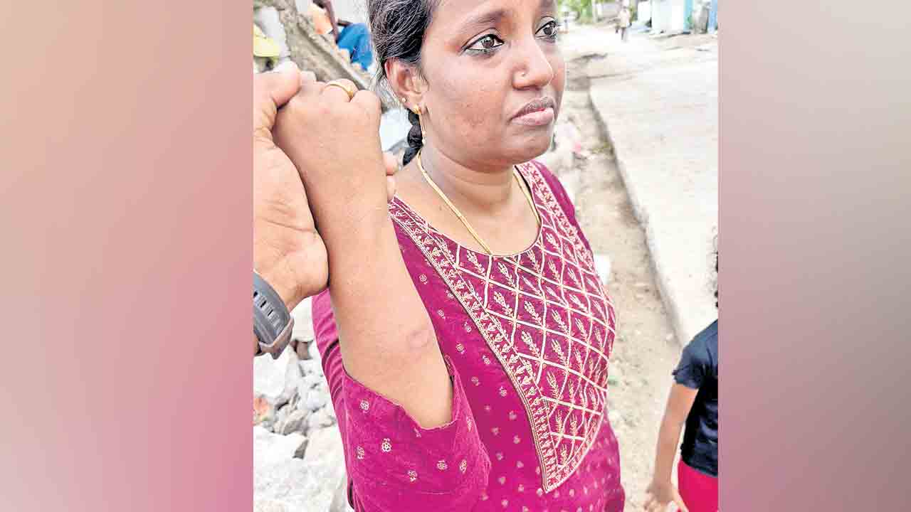దళిత మహిళలపై కాంగ్రెస్ నేతల దాడి