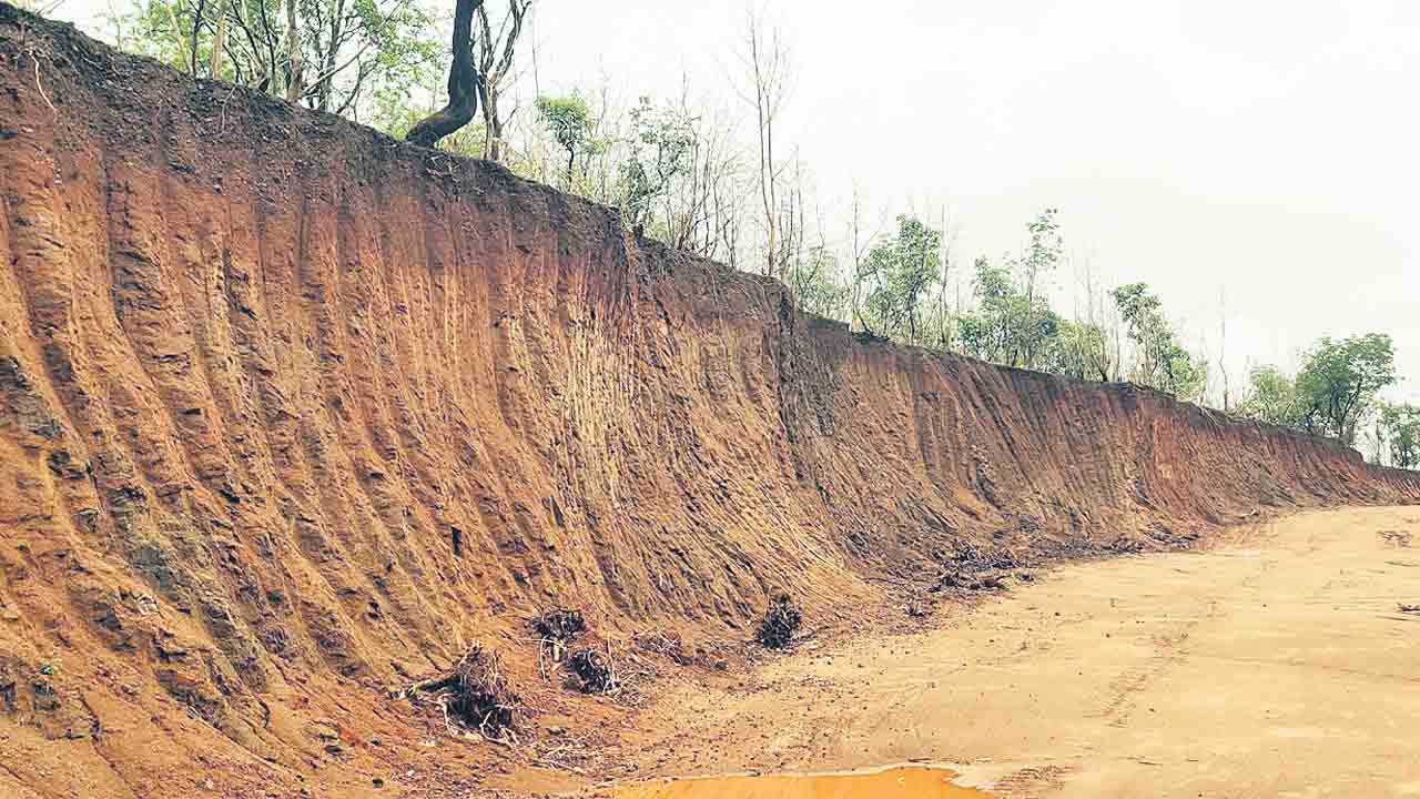 కుందేలు గుట్టకు మొరం దొంగలు