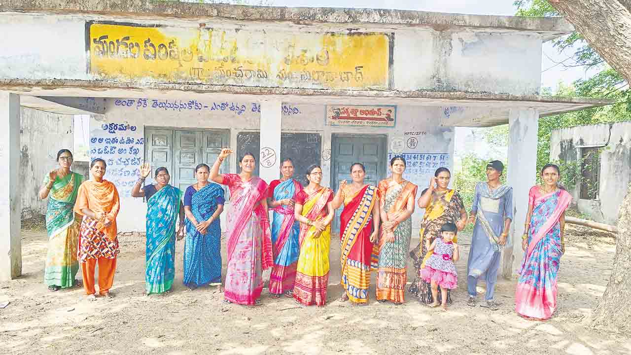 సర్కారు బడిని తెరిపించండి