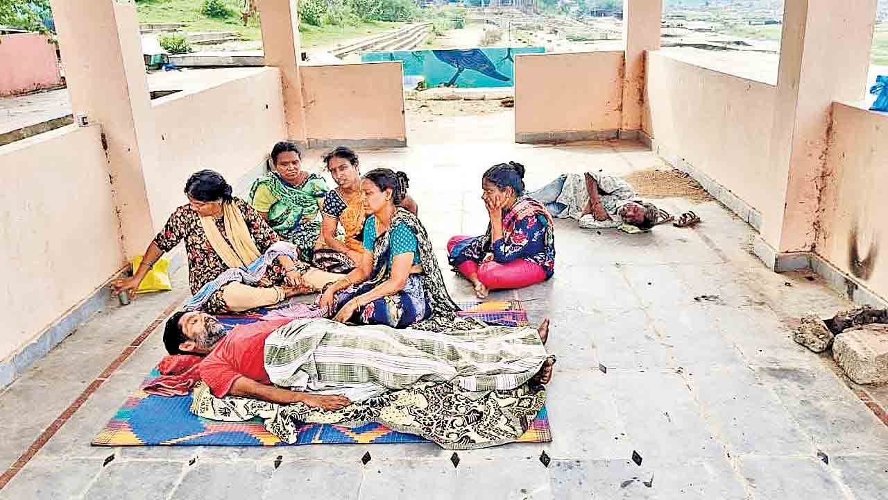 బతికుండగానే శ్మశానానికి!