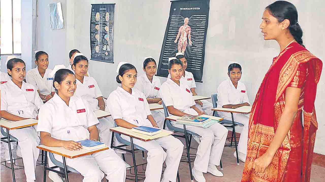 నర్సింగ్‌ కాలేజీల్లో బోధకులేరీ?