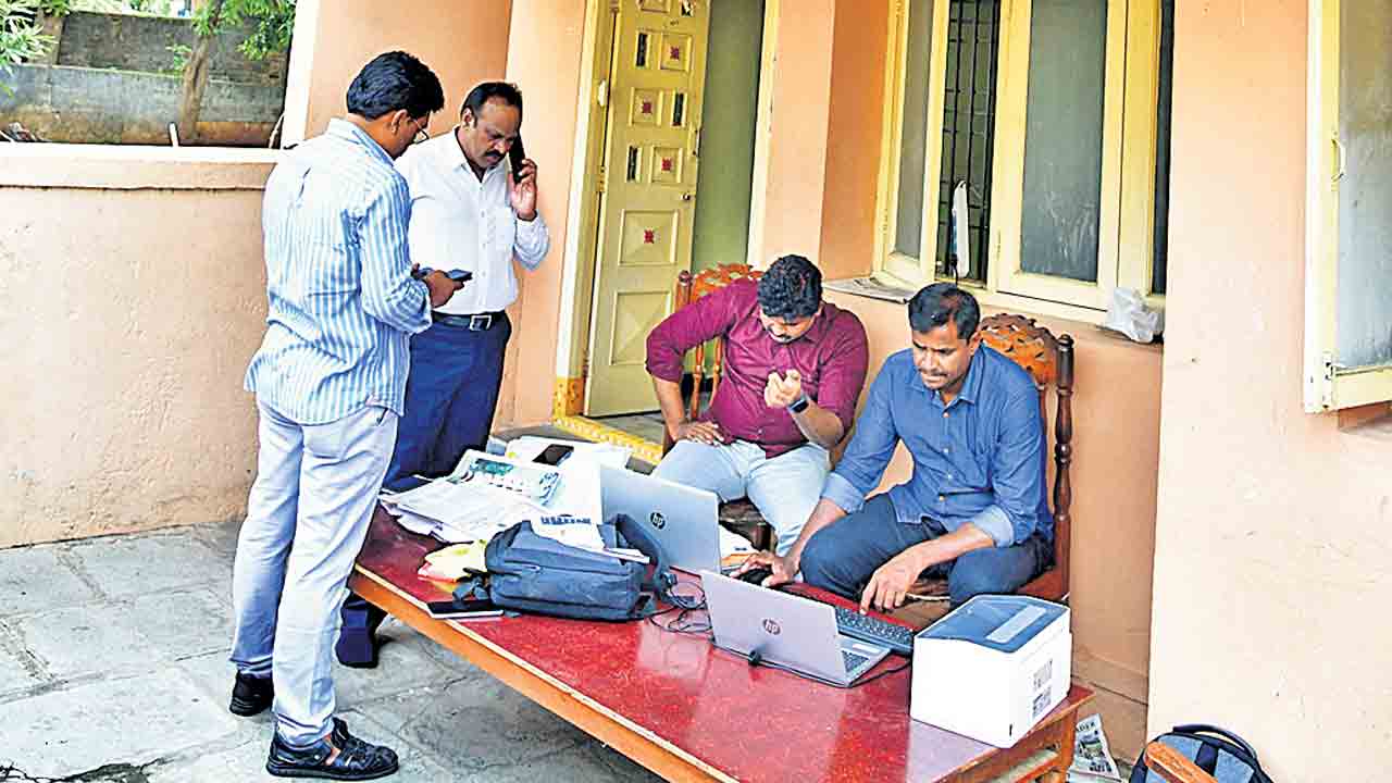 విల్లాలు.. భారీ భవంతులు