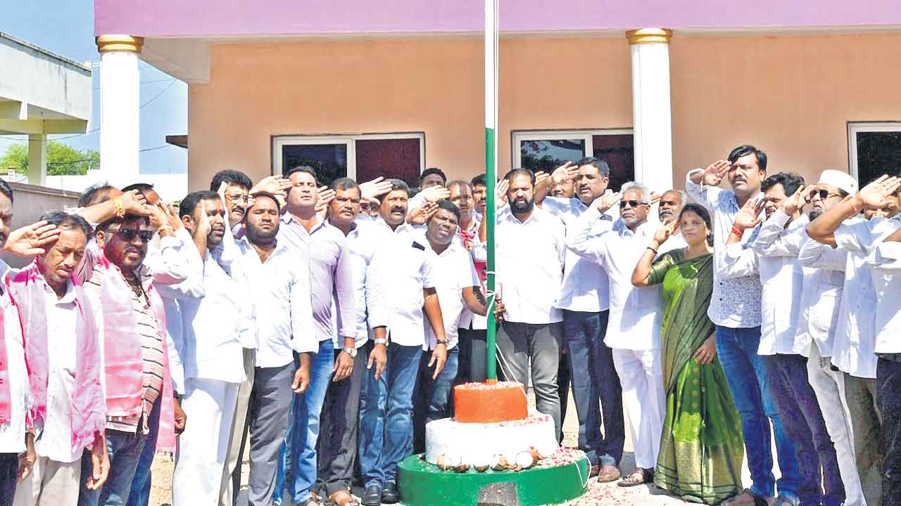 ఆవిర్భావం అదరహో.. బీఆర్‌ఎస్‌ కార్యాలయాల్లో ఘనంగా సంబురాలు