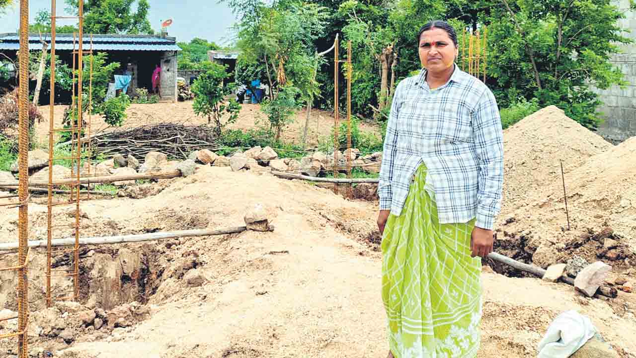 ఇందిరమ్మ ఇండ్లకు ఇసుక కొరత!