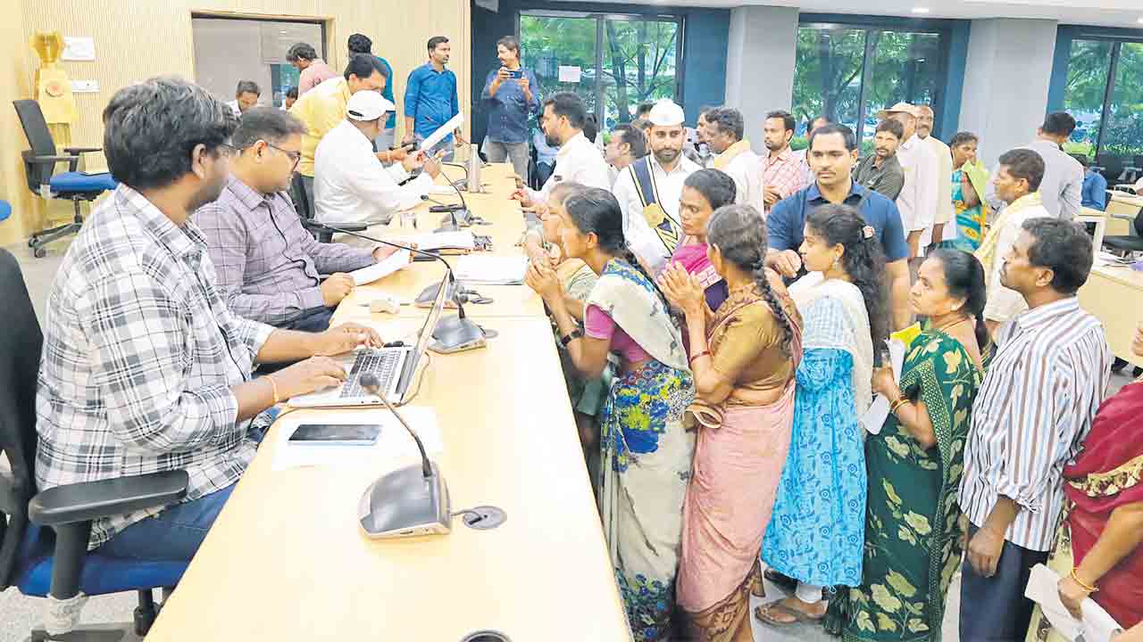 దండం పెడుతాం సర్‌.. ఈ ఫీజులు కట్టలేం