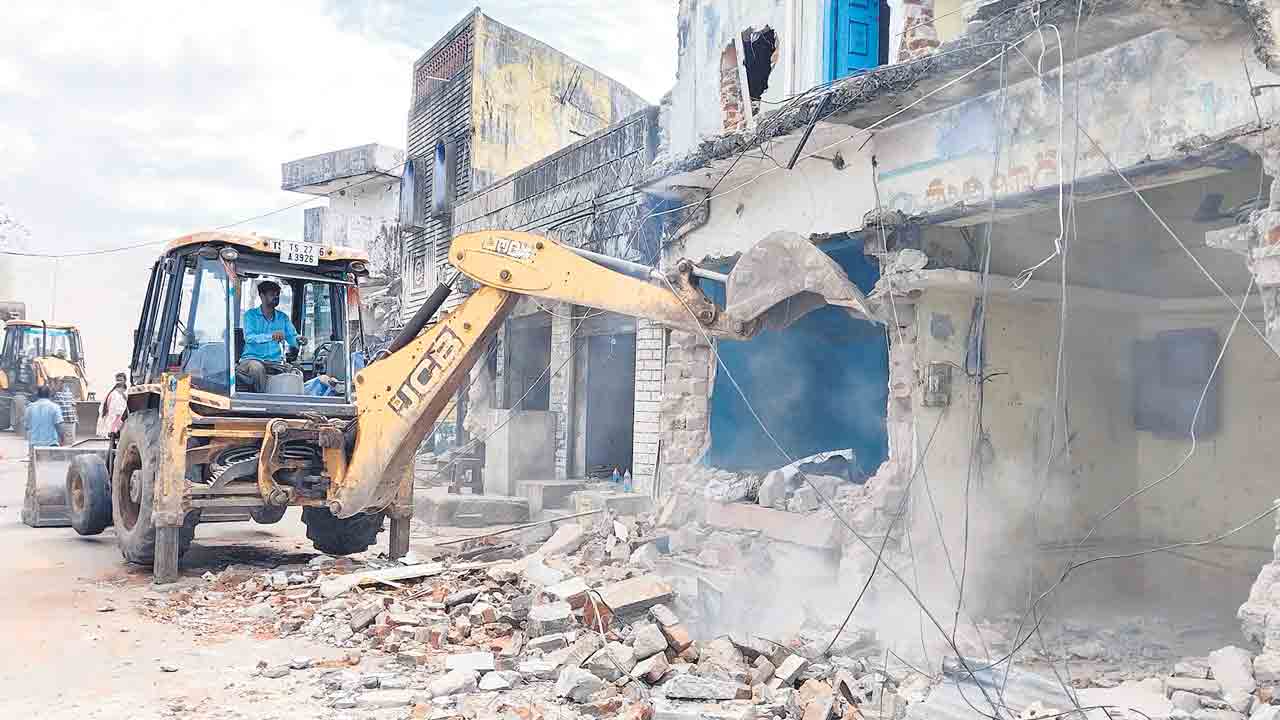 దూనుకొచ్చిన ఎక్స్కవేటర్లు.. బిక్కుబిక్కుమన్న వ్యాపారులు