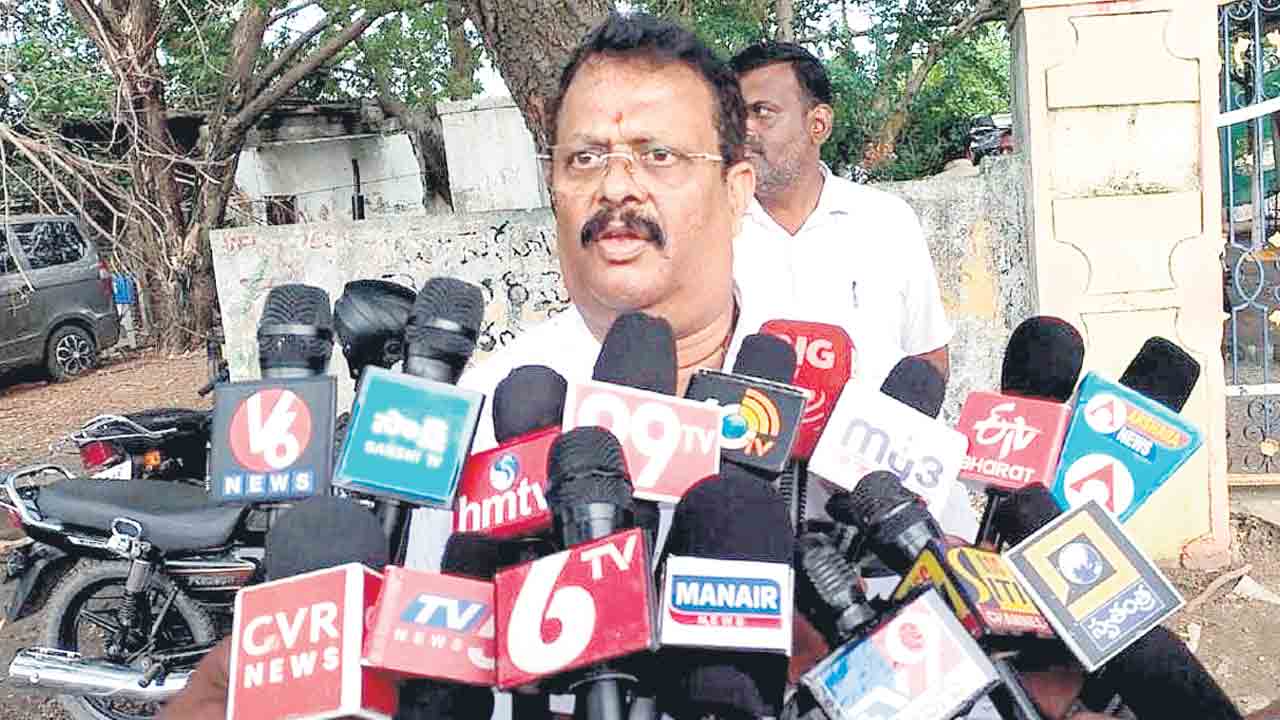 పెద్దపల్లి ఆర్టీవో ఆఫీస్‌లో ఏసీబీ దాడులు