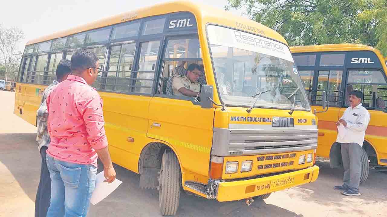 మొరాయిస్తున్న బడి బస్సు!