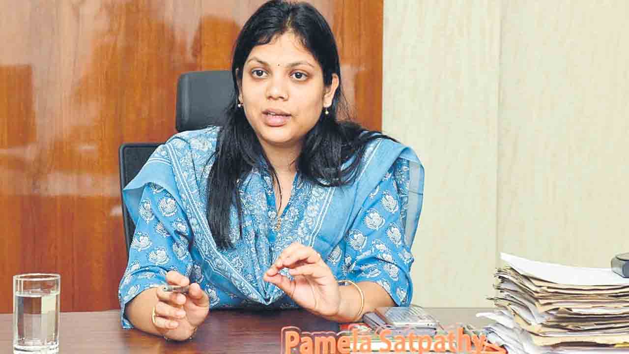 కరీంనగర్‌ కలెక్టర్‌కు జీజీహెచ్‌లో శస్త్రచికిత్స