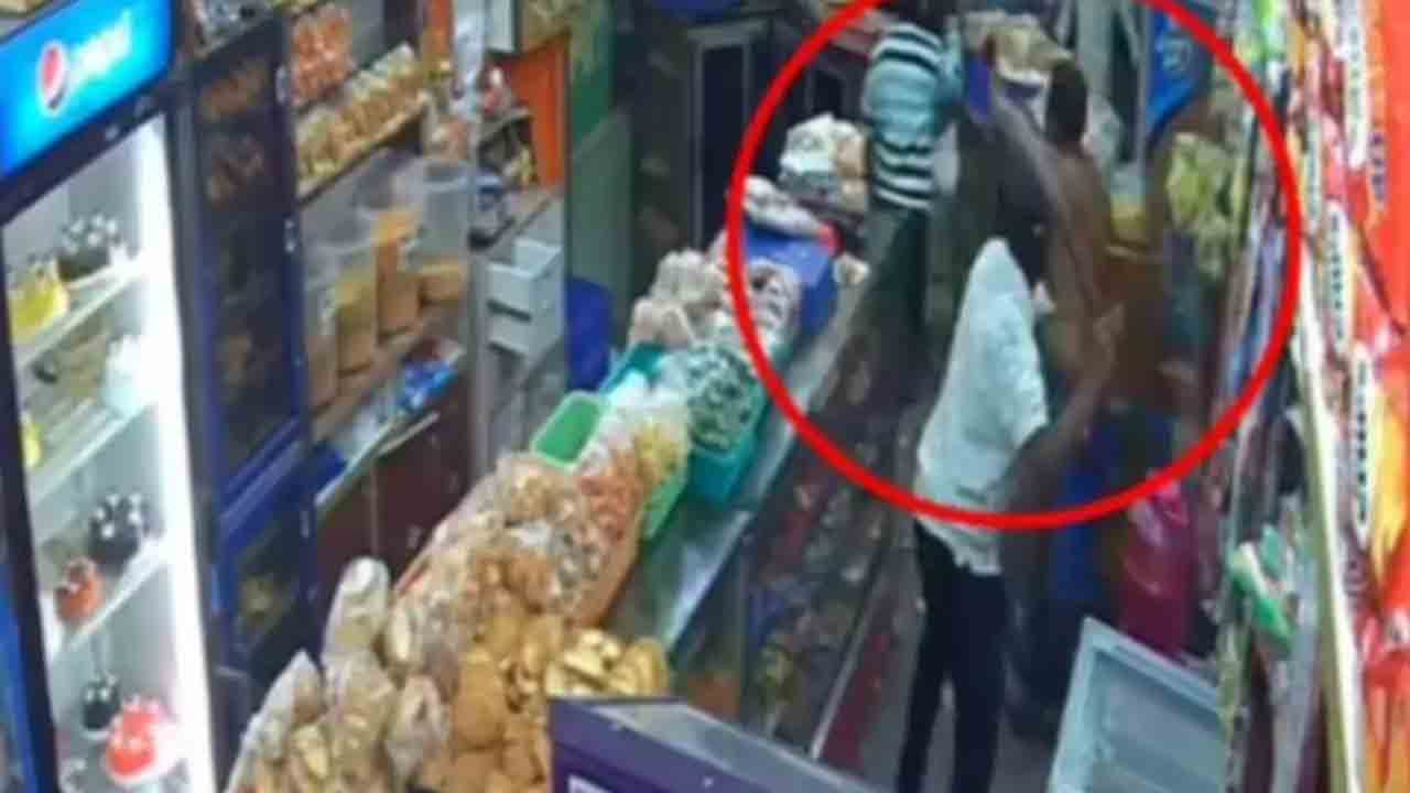 Crime news | వేట కత్తులతో వెంటాడి వ్యక్తి దారుణ హత్య.. Video