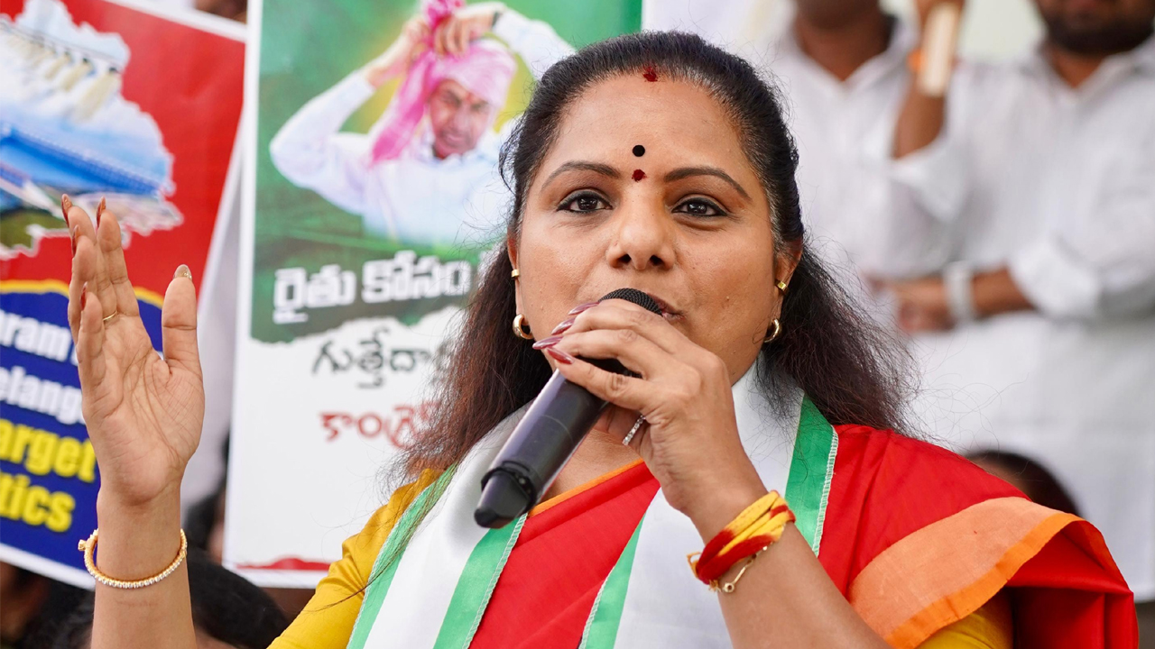MLC Kavitha | కేసీఆర్ను బద్నాం చేసేందుకే నోటీసులు.. రేవంత్ సర్కారుపై కవిత ఫైర్..