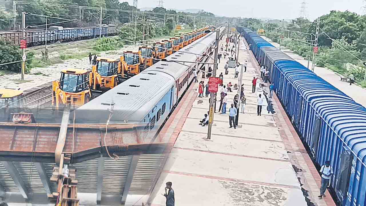 విరిగిన ఇనుప క్లస్టర్‌.. ఆగిన రైళ్లు