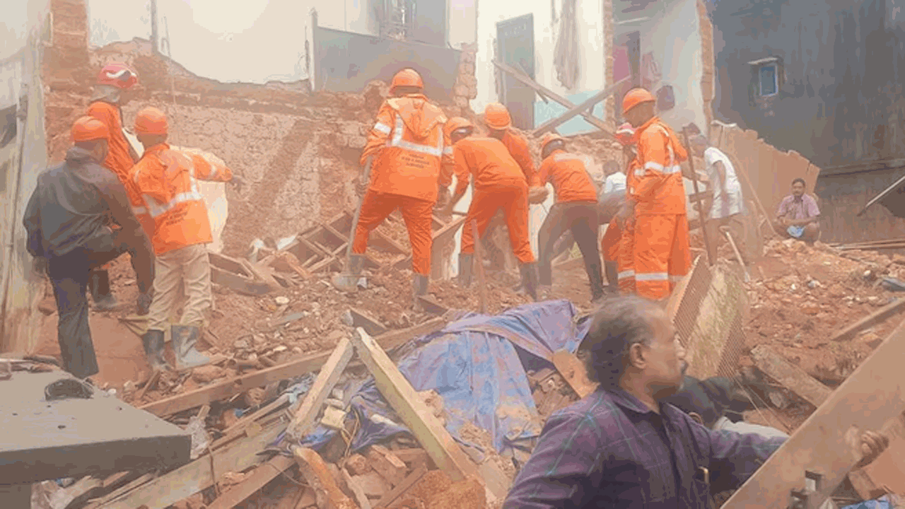 building collapses | భారీ వర్షాలకు కుప్పకూలిన భవనం.. ముగ్గురు వలస కార్మికులు మృతి