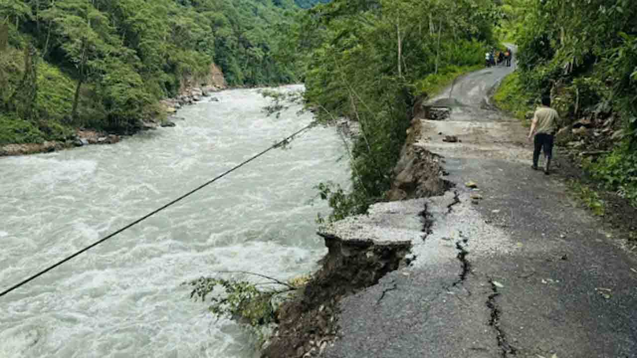 Bridge Washes Away | భారీ వర్షాలు, వరదలకు కొట్టుకుపోయిన కీలక వంతెన.. చిక్కుకున్న   గ్రామస్తులు