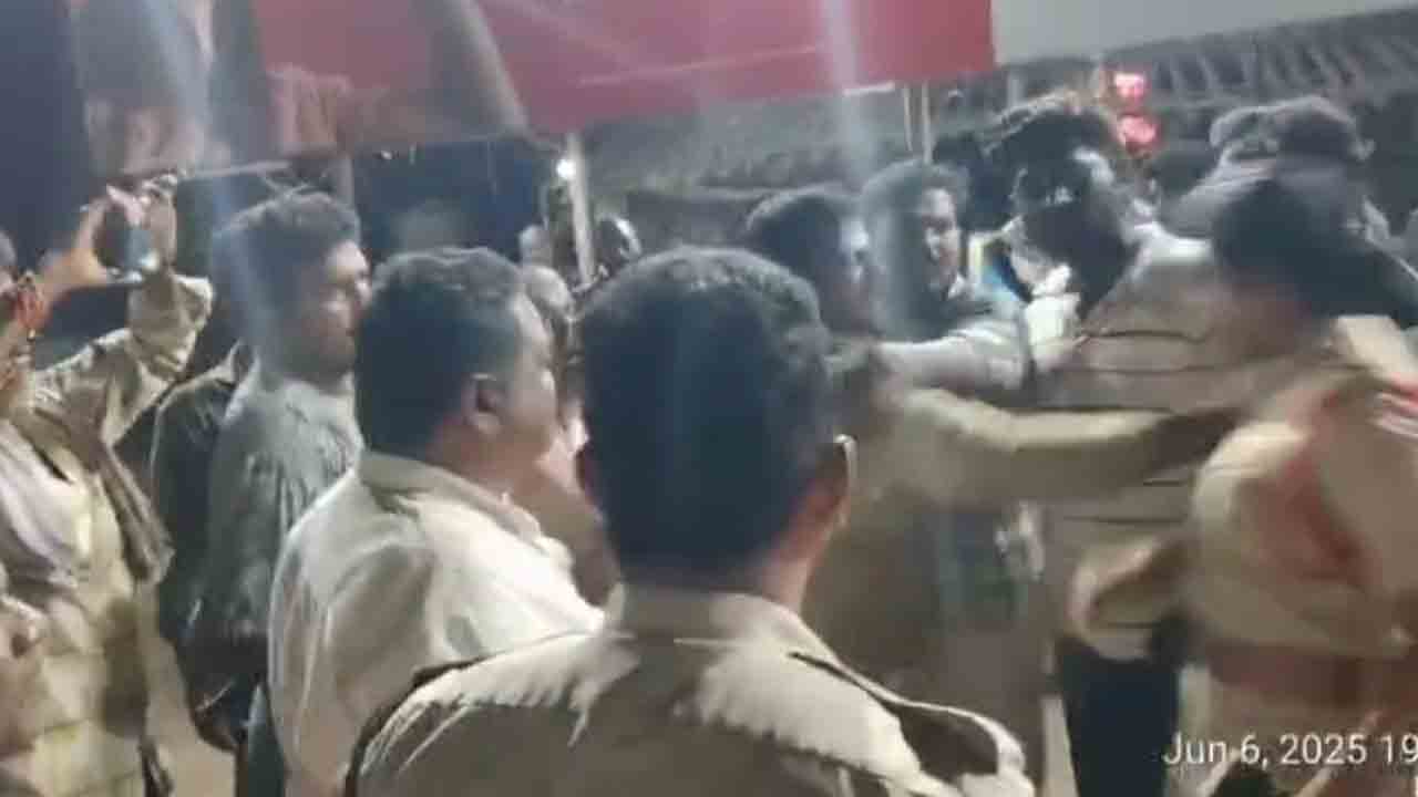 మహిళా ఎస్సైపై కాంగ్రెస్‌ నాయకుల దౌర్జన్యం