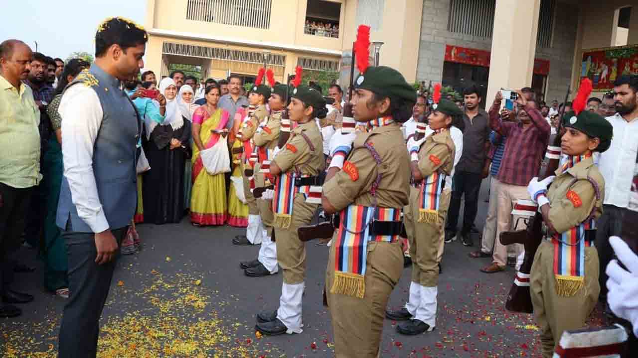 జిల్లాను అగ్రభాగాన నిలిపేందుకు.. సమష్టి కృషి అవసరం